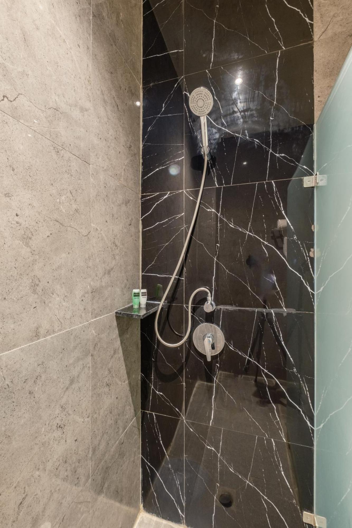 Dejavu 2.0 Hotel Bajo Komodo ลาบวนบาโจ ภายนอก รูปภาพ
